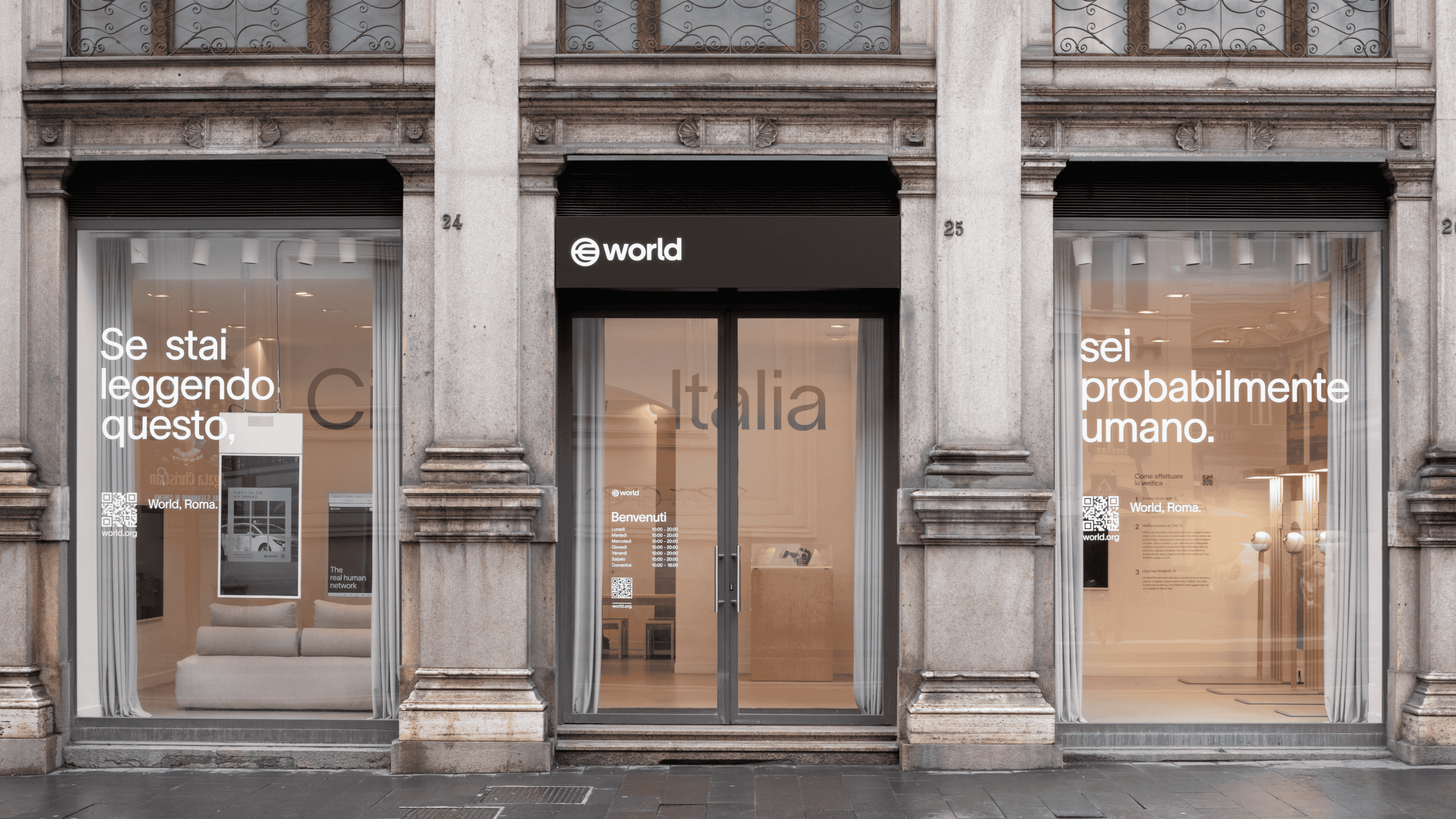 Fachada del espacio de World en Roma (Italia), con amplios ventanales que muestran carteles promocionando los servicios de World y una entrada acogedora.