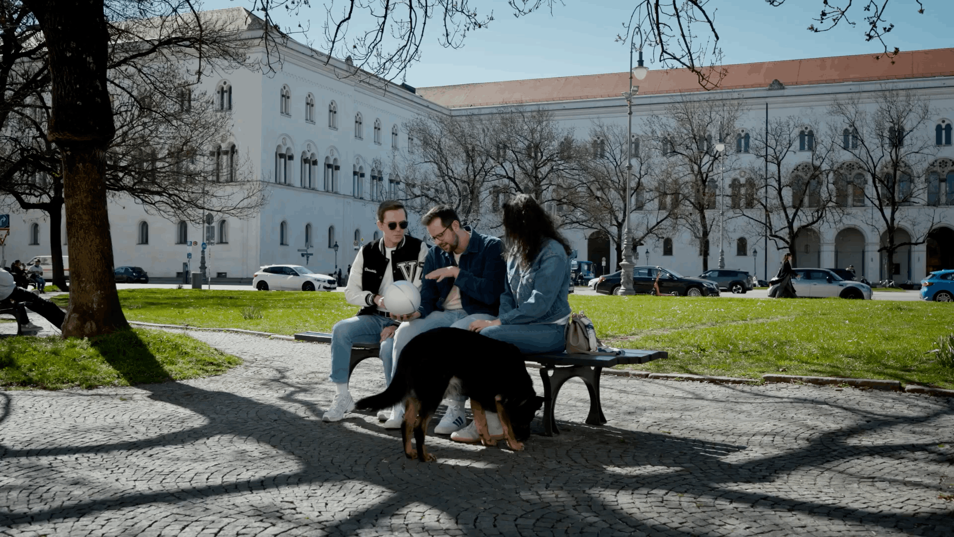 Osoba przechodząca obok punktu weryfikacji z Orbem